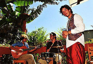 De Duits-Colombiaanse restauranteigenaar Alexis met de Kerstochtend-band (San Marcos La Laguna, Guatemala)